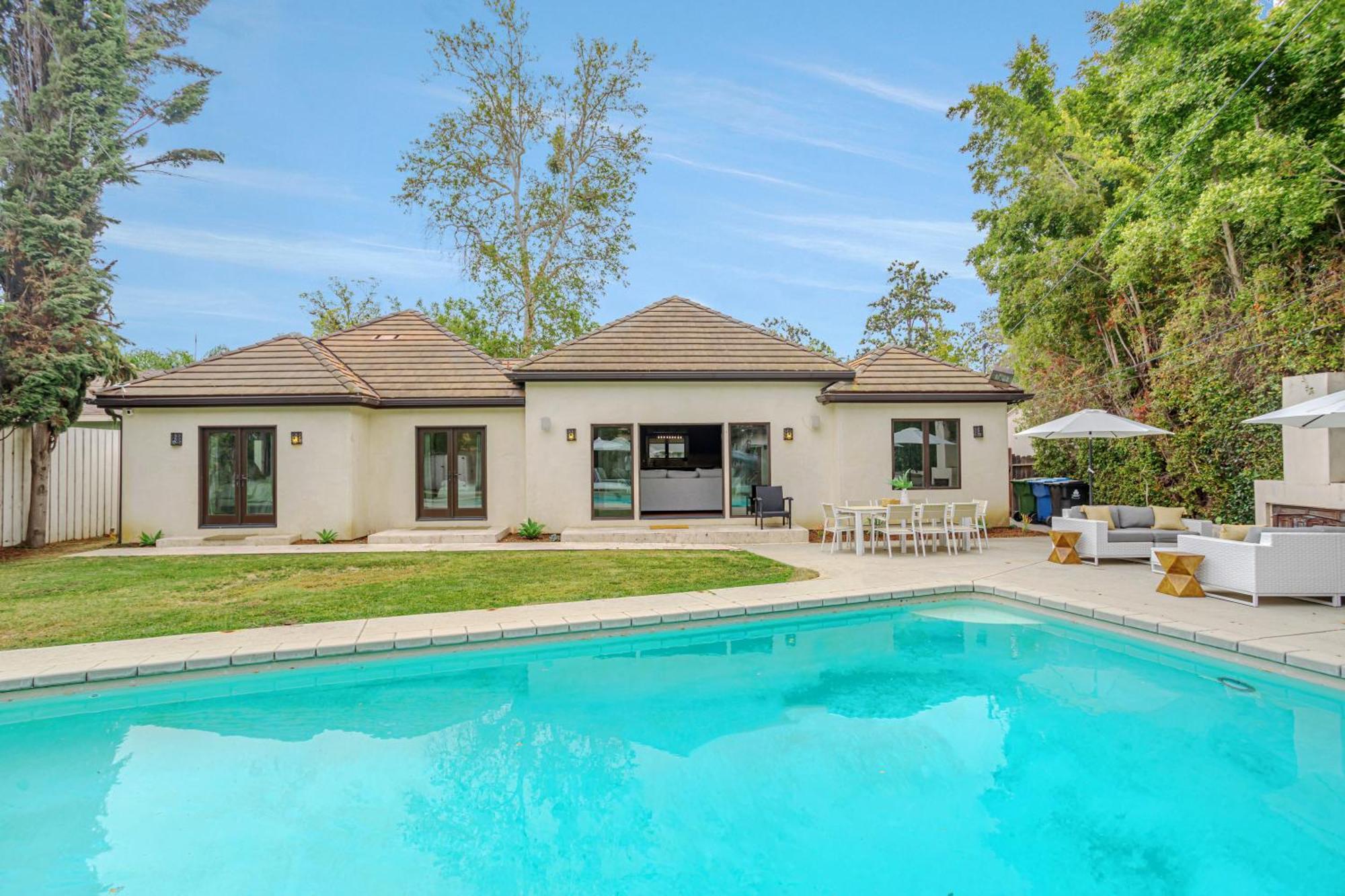 Vakantiehuis Exquisite Oasis Near Universal With Large Pool