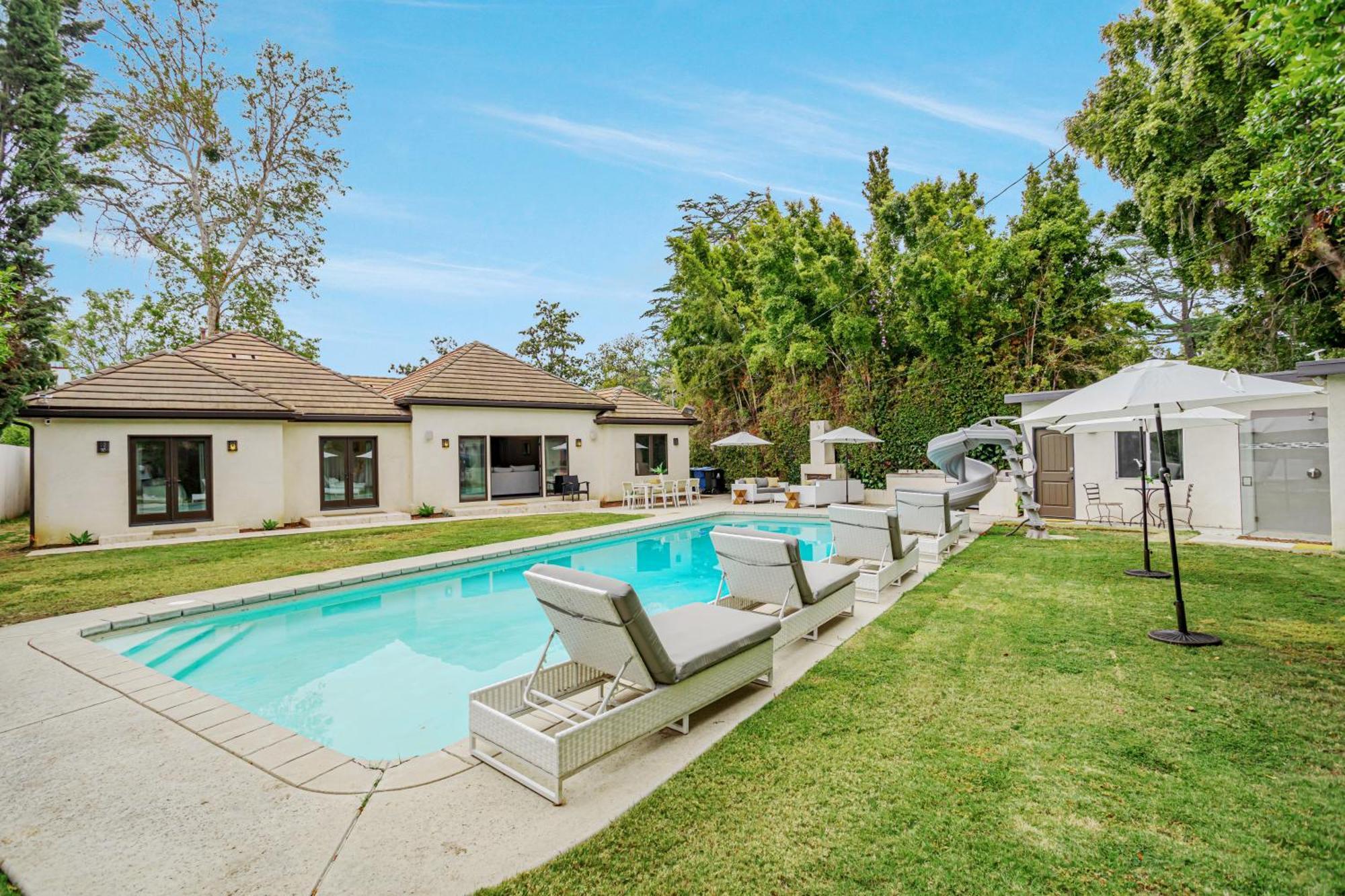 Vakantiehuis Exquisite Oasis Near Universal With Large Pool *